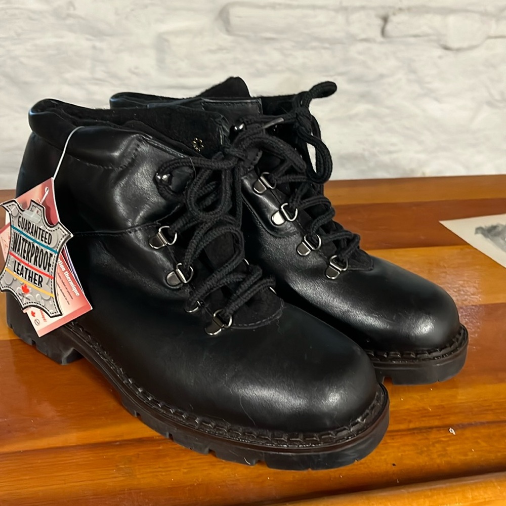 Reduced! Siberian Husky waterproof boots NWT